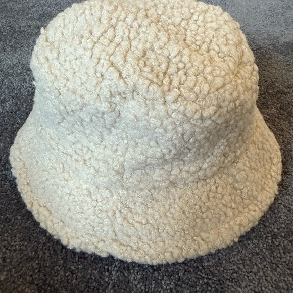 Women Faux Sherpa Bucket Creme Color Size Small to Medium Adjustable. - Picture 3 of 4